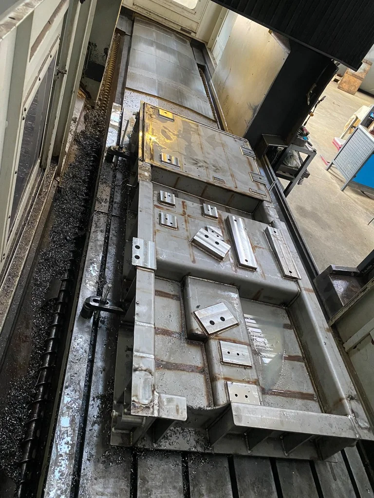 CNC tezgâhında büyük çelik gövdenin işlenmesi